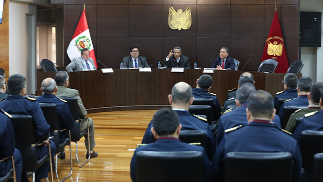 Oficiales de las fuerzas armadas y policiales del Programa de Alto Mando de la FAP fueron capacitados sobre competencias y funciones del TC
