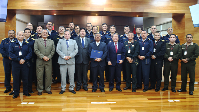 Oficiales de las fuerzas armadas y policiales del Programa de Alto Mando de la FAP fueron capacitados sobre competencias y funciones del TC