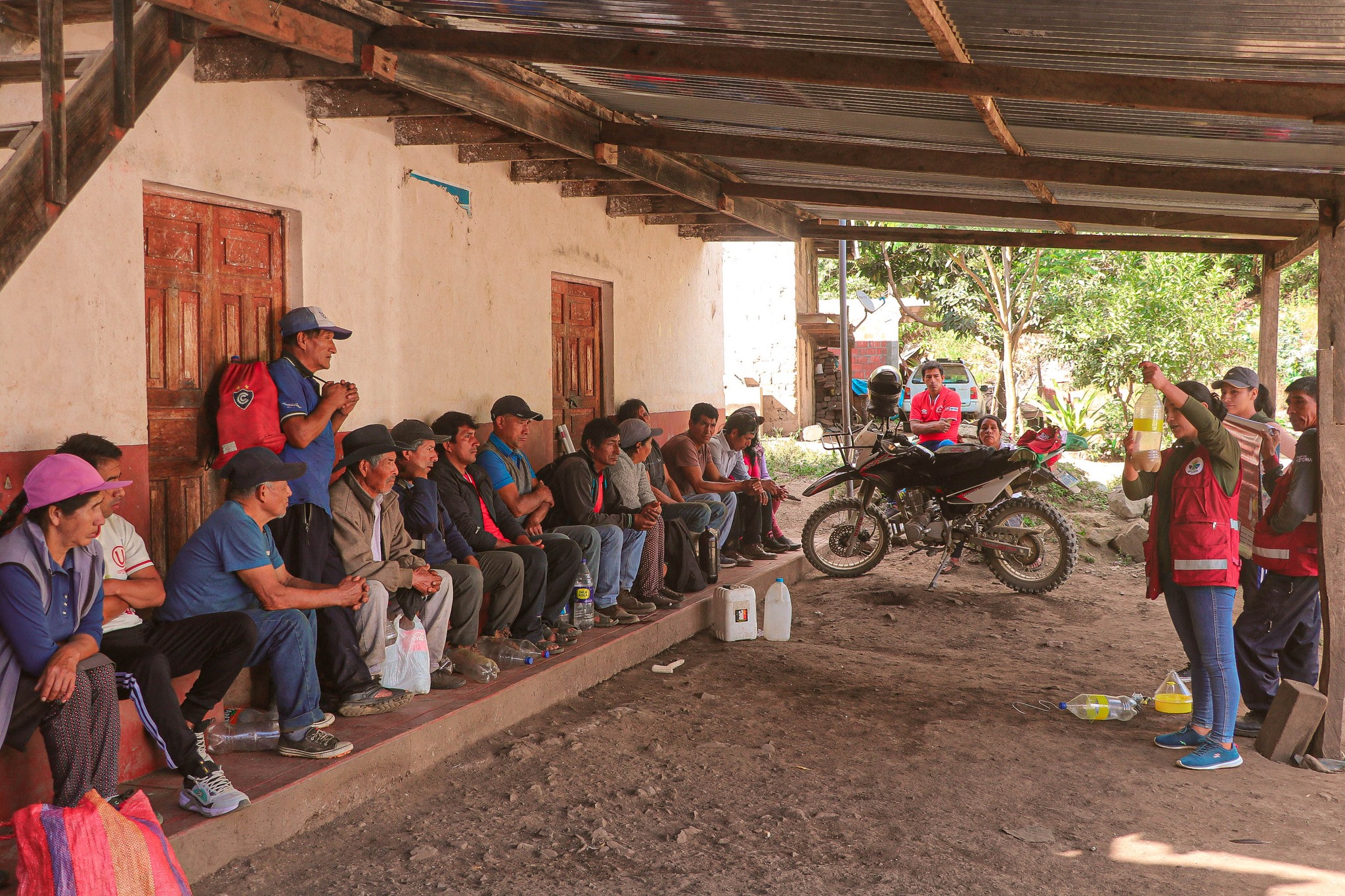 se realizaron talleres similares en las comunidades de Incahuasi, Pacaypata y San Fernando, con una participación masiva debido a la alta incidencia de la mosca de la fruta en el cultivo de café.