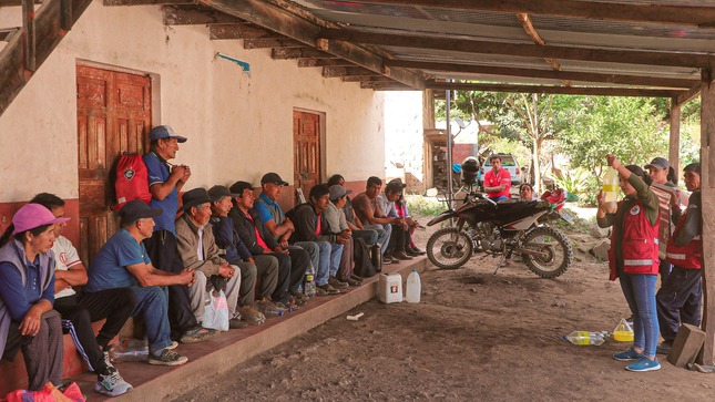 se realizaron talleres similares en las comunidades de Incahuasi, Pacaypata y San Fernando, con una participación masiva debido a la alta incidencia de la mosca de la fruta en el cultivo de café.