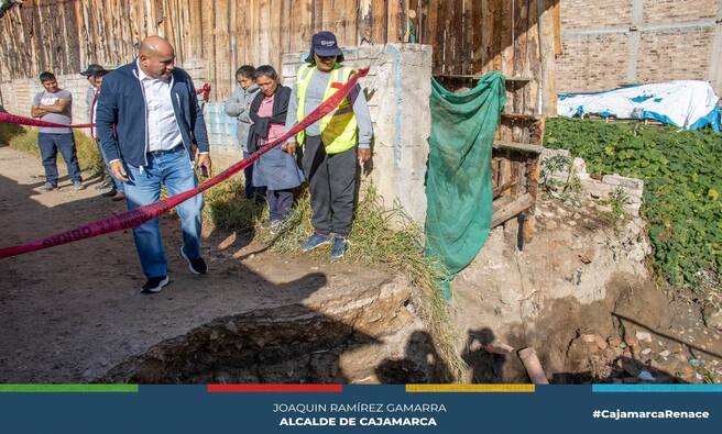 📌El alcalde provincial de Cajamarca, Joaquin Ramírez Gamarra, visitó la zona de Bella Unión para verificar de primera mano la situación del puente alterno que sufrió un derrumbe. 𝑬𝒔𝒕𝒆 𝒑𝒖𝒆𝒏𝒕𝒆 𝒆𝒓𝒂 𝒖𝒕𝒊𝒍𝒊𝒛𝒂𝒅𝒐 𝒑𝒐𝒓 𝒍𝒐𝒔 𝒗𝒆𝒄𝒊𝒏𝒐𝒔 𝒅𝒆 𝒍𝒂 𝒛𝒐𝒏𝒂 𝒄𝒐𝒎𝒐 𝒂𝒍𝒕𝒆𝒓𝒏𝒂𝒕𝒊𝒗𝒂 𝒎𝒊𝒆𝒏𝒕𝒓𝒂𝒔 𝒅𝒖𝒓𝒆 𝒍𝒂 𝒄𝒐𝒏𝒔𝒕𝒓𝒖𝒄𝒄𝒊𝒐́𝒏 𝒅𝒆𝒍 𝒑𝒖𝒆𝒏𝒕𝒆 𝒑𝒓𝒊𝒏𝒄𝒊𝒑𝒂𝒍, 𝒖𝒃𝒊𝒄𝒂𝒅𝒐 𝒔𝒐𝒍𝒐 𝒖𝒏𝒐𝒔 𝒎𝒆𝒕𝒓𝒐𝒔 𝒎𝒂́𝒔 𝒂𝒓𝒓𝒊𝒃𝒂.
✅Ante la urgencia de la situación, el alcalde Ramírez Gamarra ha decidido implementar de manera inmediata un puente provisional que asegure la transitabilidad de los residentes, así como de los niños que asisten al jardín. Esta medida busca restablecer la conexión y seguridad vial para todos los habitantes de Bella Unión.
🗣“Es fundamental para nosotros garantizar la seguridad y la movilidad. Estamos actuando con rapidez para resolver este inconveniente y asegurar que los niños y vecinos puedan transitar sin problemas a la brevedad posible” señaló el alcalde.