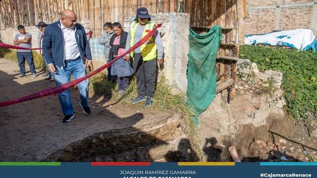 📌El alcalde provincial de Cajamarca, Joaquin Ramírez Gamarra, visitó la zona de Bella Unión para verificar de primera mano la situación del puente alterno que sufrió un derrumbe. 𝑬𝒔𝒕𝒆 𝒑𝒖𝒆𝒏𝒕𝒆 𝒆𝒓𝒂 𝒖𝒕𝒊𝒍𝒊𝒛𝒂𝒅𝒐 𝒑𝒐𝒓 𝒍𝒐𝒔 𝒗𝒆𝒄𝒊𝒏𝒐𝒔 𝒅𝒆 𝒍𝒂 𝒛𝒐𝒏𝒂 𝒄𝒐𝒎𝒐 𝒂𝒍𝒕𝒆𝒓𝒏𝒂𝒕𝒊𝒗𝒂 𝒎𝒊𝒆𝒏𝒕𝒓𝒂𝒔 𝒅𝒖𝒓𝒆 𝒍𝒂 𝒄𝒐𝒏𝒔𝒕𝒓𝒖𝒄𝒄𝒊𝒐́𝒏 𝒅𝒆𝒍 𝒑𝒖𝒆𝒏𝒕𝒆 𝒑𝒓𝒊𝒏𝒄𝒊𝒑𝒂𝒍, 𝒖𝒃𝒊𝒄𝒂𝒅𝒐 𝒔𝒐𝒍𝒐 𝒖𝒏𝒐𝒔 𝒎𝒆𝒕𝒓𝒐𝒔 𝒎𝒂́𝒔 𝒂𝒓𝒓𝒊𝒃𝒂.
✅Ante la urgencia de la situación, el alcalde Ramírez Gamarra ha decidido implementar de manera inmediata un puente provisional que asegure la transitabilidad de los residentes, así como de los niños que asisten al jardín. Esta medida busca restablecer la conexión y seguridad vial para todos los habitantes de Bella Unión.
🗣“Es fundamental para nosotros garantizar la seguridad y la movilidad. Estamos actuando con rapidez para resolver este inconveniente y asegurar que los niños y vecinos puedan transitar sin problemas a la brevedad posible” señaló el alcalde.