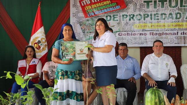 Foto de Funcionaria del Gobierno Regional de Ucayali entrega título de propiedad a una mujer