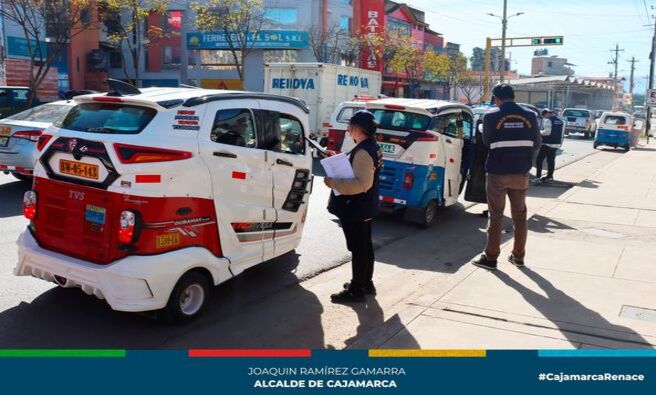✅En un trabajo constante para acabar con la informalidad y la inseguridad, continuamos haciendo operativos de transporte conjuntamente con la Primera Fiscalía de Prevención del Delito en la Vía de Evitamiento a la altura del cruce de Santa Bárbara y en la cuadra 26 del jirón Huánuco, con el propósito de identificar a todos los vehículos de transporte público que no cumplan con las disposiciones administrativas y legales.
🚨Exhortamos a todos los conductores a regularizar su documentación y así evitar ser trasladados al depósito municipal.