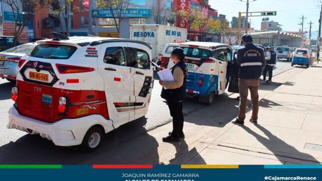 ✅En un trabajo constante para acabar con la informalidad y la inseguridad, continuamos haciendo operativos de transporte conjuntamente con la Primera Fiscalía de Prevención del Delito en la Vía de Evitamiento a la altura del cruce de Santa Bárbara y en la cuadra 26 del jirón Huánuco, con el propósito de identificar a todos los vehículos de transporte público que no cumplan con las disposiciones administrativas y legales. 
🚨Exhortamos a todos los conductores a regularizar su documentación y así evitar ser trasladados al depósito municipal.