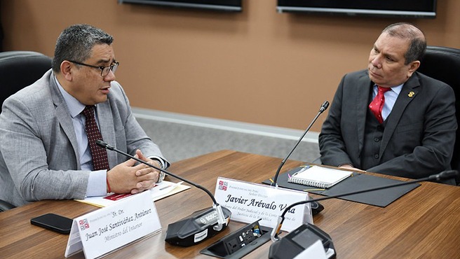 El ministro del Interior, Juan José Santiváñez, se reunió hoy con el presidente del Poder Judicial, Javier Arévalo, para articular esfuerzos y establecer estrategias conjuntas para optimizar el trabajo de lucha frontal contra la delincuencia.
Al igual que lo hizo semanas atrás con el fiscal de la Nación (e), Juan Carlos Villena, el encuentro con el titular del Poder Judicial permitió coordinar la labor que se realiza con los operadores de justicia, respetando sus respectivas competencias.
El ministro Santiváñez sostuvo que para que el sistema de justicia funcione en el país es necesario la articulación entre todos los actores involucrados en esta tarea.