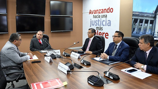 El ministro del Interior, Juan José Santiváñez, se reunió hoy con el presidente del Poder Judicial, Javier Arévalo, para articular esfuerzos y establecer estrategias conjuntas para optimizar el trabajo de lucha frontal contra la delincuencia.
Al igual que lo hizo semanas atrás con el fiscal de la Nación (e), Juan Carlos Villena, el encuentro con el titular del Poder Judicial permitió coordinar la labor que se realiza con los operadores de justicia, respetando sus respectivas competencias.
El ministro Santiváñez sostuvo que para que el sistema de justicia funcione en el país es necesario la articulación entre todos los actores involucrados en esta tarea.