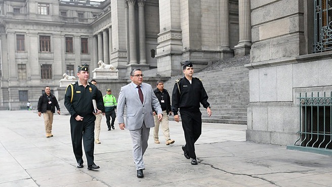 El ministro del Interior, Juan José Santiváñez, se reunió hoy con el presidente del Poder Judicial, Javier Arévalo, para articular esfuerzos y establecer estrategias conjuntas para optimizar el trabajo de lucha frontal contra la delincuencia.
Al igual que lo hizo semanas atrás con el fiscal de la Nación (e), Juan Carlos Villena, el encuentro con el titular del Poder Judicial permitió coordinar la labor que se realiza con los operadores de justicia, respetando sus respectivas competencias.
El ministro Santiváñez sostuvo que para que el sistema de justicia funcione en el país es necesario la articulación entre todos los actores involucrados en esta tarea.