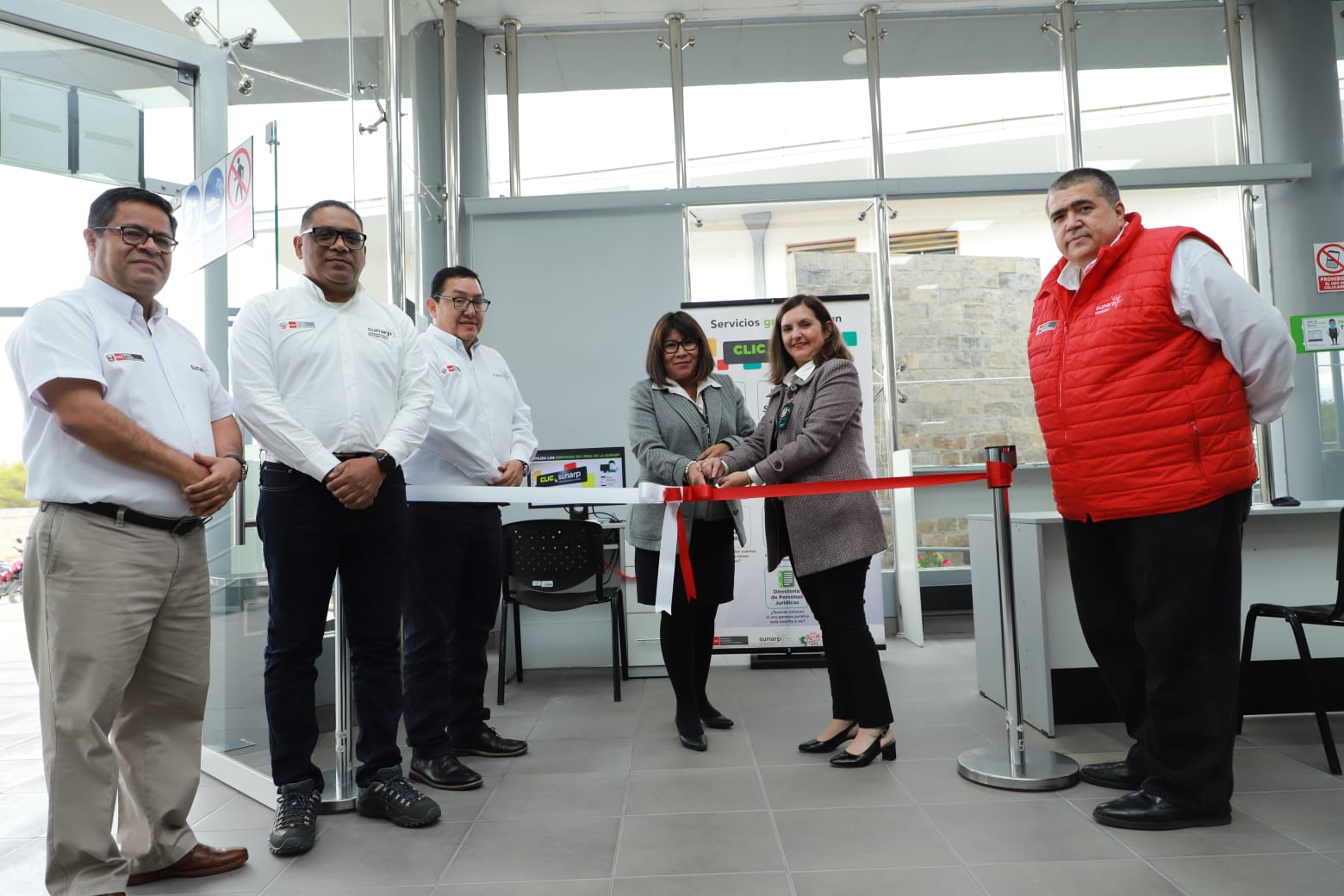 Foto de Superintendente Nacional de los Registros Públicos y otros funcionarios inauguran Módulo Clic Sunarp en la Oficina Registral de Cajamarca