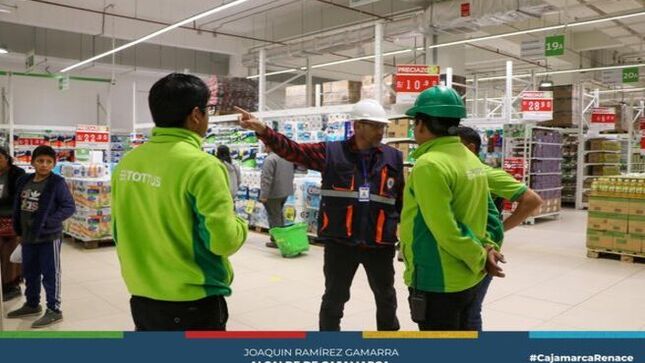 📌Las tiendas comerciales Tottus y Plaza Vea, ubicadas en dos importantes centros comerciales de la ciudad, no cumplen con todas las medidas de seguridad en sus edificaciones, de acuerdo a los lineamientos establecidos por los organismos competentes, tal como se pudo comprobar durante una inspección técnica realizada por personal de la subgerencia de Riesgos de Desastres de la Municipalidad Provincial de Cajamarca.
🗣️Precisamente, Juliana Rivera Huertas, subgerente de Riesgos de Desastres, confirmó que en ambos locales comerciales no cumplen con las condiciones de seguridad, especialmente en lo que respecta a  las luces de emergencia y el sistema de alarma, observaciones que fueran hechas en una anterior visita de inspección, pero que a la fecha no fueron levantadas, otorgándoles un plazo de 48 horas para subsanarlas adecuadamente.