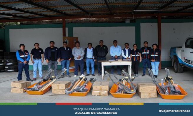 📌En su compromiso por mejorar las condiciones de trabajo y fortalecer la capacidad de respuesta ante posibles desastres, la Municipalidad Provincial de Cajamarca, a través de la subgerencia de Defensa Civil y Riegos de desastres, ha realizado la entrega de herramientas a los centros poblados de Río Grande y Porcón Alto, así como a las juntas vecinales de La Merced y Santa Elena. Esta iniciativa busca no solo mejorar la infraestructura comunitaria, sino también fomentar la prevención y la autogestión en los trabajos vecinales.
Las herramientas entregadas fueron: carretillas, picos y palas, herramientas fundamentales para la realización de obras de mantenimiento y mejora de los espacios públicos.
🗣️Por su parte, los representantes de las juntas vecinales expresaron su agradecimiento y resaltaron el impacto positivo que estas herramientas tendrán en sus labores cotidianas. "Es un apoyo invaluable. Con estas herramientas podremos realizar trabajos de manera más eficiente y mantener nuestros espacios en mejores condiciones", comentó Ricardo Chilon Salcedo, alcalde del Centro Poblado de Río Grande.