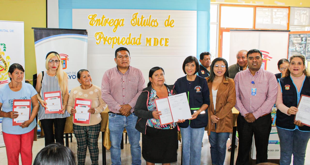 entrega de titulos en monsefu 3