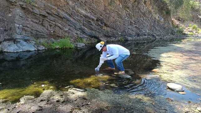 Toma de Muestra de Agua en Suyo