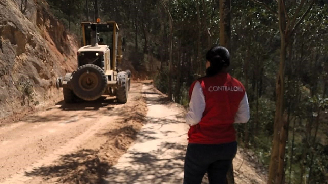 Lambayeque. – La Contraloría General identificó irregularidades en el Procedimiento de Contratación Directa N° 001-2023, referente al alquiler de maquinaria pesada para la rehabilitación de rutas departamentales afectadas por las intensas lluvias provocadas por el ciclón Yaku en marzo del año pasado. Los hechos afectaron la efectividad y eficiencia de la Gerencia Regional de Transportes y Comunicaciones (GRTC) de Lambayeque, en la prevención y atención de desastres, mediante el Programa Presupuestal Estratégico de Reducción de la Vulnerabilidad y Atención de Emergencias por Desastres – PP 068.