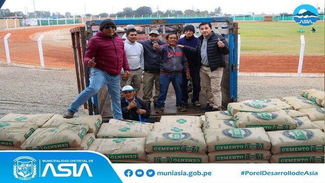 El alcalde de Asia, Isaias Alcántara Malásquez, atendiendo el llamado de nuestros hermanos agricultores empezó con la entrega de bolsas de cemento a los presidentes de las diferentes tomas que conforman nuestro distrito. 
Serán un total de 1000 bolsas de cemento que se distribuirán. Se inició con la entrega de la toma "El Limón", "La Esquina" y " La Capilla", que serán destinadas a mejorar sus canales de regadío, que permitirá el mejoramiento de los campos de cultivo.
“Las bolsas de cemento serán utilizadas en el mejoramiento y construcción de sus canales. De esta manera seguiremos apoyando a los agricultores de manera desinteresada cuando lo requirieran”, dijo el alcalde Isaias Alcántara.
Por su parte los agricultores agradecieron al alcalde del distrito de Asia, por este noble gesto que contribuirá al desarrollo agrícola.
#MunicipalidadDistritalDeAsia
#PorelDesarrollodeAsia
#IsaiasAlcantaraAlcaldedeAsia