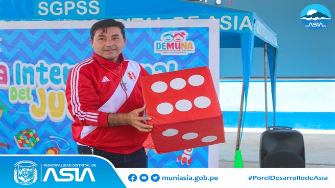 Con el objetivo de revalorar los juegos tradicionales, la Municipalidad Distrital de Asia a través de la Defensoría del Niño, Niña y Adolescente (DEMUNA) celebró el Día Internacional del Derecho al Juego en la institución educativa Nº20963 Santa Cruz de Asia. El evento contó con la participación del alcalde Isaias Alcántara Malásquez, donde se comprometió a seguir promoviendo la valoración de los juegos como derecho.
En el evento se realizaron diversos juegos tradicionales y lúdicos, como el jala soga, saltar con costal, silla bailable, y juego con cucharas y limones, entre otros. 
De esta manera, la actual gestión municipal busca contribuir en el desarrollo corporal, efectivo y sociocultural en los niños, además se buscar crear espacios de sano esparcimiento.
#PorelDesarrollodeAsia
#IsaiasAlcantaraAlcaldedeAsia
#MunicipalidadDistritalDeAsia