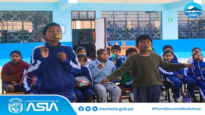 Con el objetivo de revalorar los juegos tradicionales, la Municipalidad Distrital de Asia a través de la Defensoría del Niño, Niña y Adolescente (DEMUNA) celebró el Día Internacional del Derecho al Juego en la institución educativa Nº20963 Santa Cruz de Asia. El evento contó con la participación del alcalde Isaias Alcántara Malásquez, donde se comprometió a seguir promoviendo la valoración de los juegos como derecho.
En el evento se realizaron diversos juegos tradicionales y lúdicos, como el jala soga, saltar con costal, silla bailable, y juego con cucharas y limones, entre otros. 
De esta manera, la actual gestión municipal busca contribuir en el desarrollo corporal, efectivo y sociocultural en los niños, además se buscar crear espacios de sano esparcimiento.
#PorelDesarrollodeAsia
#IsaiasAlcantaraAlcaldedeAsia
#MunicipalidadDistritalDeAsia