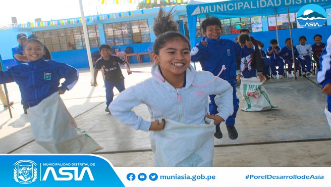 Con el objetivo de revalorar los juegos tradicionales, la Municipalidad Distrital de Asia a través de la Defensoría del Niño, Niña y Adolescente (DEMUNA) celebró el Día Internacional del Derecho al Juego en la institución educativa Nº20963 Santa Cruz de Asia. El evento contó con la participación del alcalde Isaias Alcántara Malásquez, donde se comprometió a seguir promoviendo la valoración de los juegos como derecho.
En el evento se realizaron diversos juegos tradicionales y lúdicos, como el jala soga, saltar con costal, silla bailable, y juego con cucharas y limones, entre otros. 
De esta manera, la actual gestión municipal busca contribuir en el desarrollo corporal, efectivo y sociocultural en los niños, además se buscar crear espacios de sano esparcimiento.
#PorelDesarrollodeAsia
#IsaiasAlcantaraAlcaldedeAsia
#MunicipalidadDistritalDeAsia