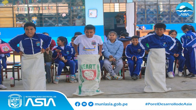 Con el objetivo de revalorar los juegos tradicionales, la Municipalidad Distrital de Asia a través de la Defensoría del Niño, Niña y Adolescente (DEMUNA) celebró el Día Internacional del Derecho al Juego en la institución educativa Nº20963 Santa Cruz de Asia. El evento contó con la participación del alcalde Isaias Alcántara Malásquez, donde se comprometió a seguir promoviendo la valoración de los juegos como derecho.
En el evento se realizaron diversos juegos tradicionales y lúdicos, como el jala soga, saltar con costal, silla bailable, y juego con cucharas y limones, entre otros. 
De esta manera, la actual gestión municipal busca contribuir en el desarrollo corporal, efectivo y sociocultural en los niños, además se buscar crear espacios de sano esparcimiento.
#PorelDesarrollodeAsia
#IsaiasAlcantaraAlcaldedeAsia
#MunicipalidadDistritalDeAsia