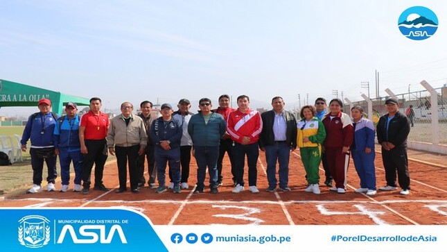 El alcalde Isaias Alcántara Malásquez, realizó la inauguración  de los Juegos Escolares 2024, donde directores y alumnos de las diversas instituciones educativas de la zona norte de la provincia de Cañete estuvieron presentes.
Esta actividad deportiva tuvo como escenario el flamante estadio municipal de Capilla de Asia, que cuenta moderna pista atlética  y espacio para diferentes eventos.
En su intervención el burgomaestre asiano, agradeció la invitación, saludó y felicitó a la  institución educativa Nº20123 Capilla de Asia "Anfitriona " y sede de los Juegos Escolares 2024, además se dirigió a los alumnos participantes a poner lo mejor de cada uno para lograr el triunfo que cada uno se proponga.  
#PorelDesarrollodeAsia
#IsaiasAlcantaraAlcaldedeAsia
#MunicipalidadDistritalDeAsia