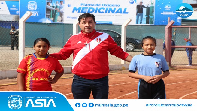 El alcalde Isaias Alcántara Malásquez, realizó la inauguración  de los Juegos Escolares 2024, donde directores y alumnos de las diversas instituciones educativas de la zona norte de la provincia de Cañete estuvieron presentes.
Esta actividad deportiva tuvo como escenario el flamante estadio municipal de Capilla de Asia, que cuenta moderna pista atlética  y espacio para diferentes eventos.
En su intervención el burgomaestre asiano, agradeció la invitación, saludó y felicitó a la  institución educativa Nº20123 Capilla de Asia "Anfitriona " y sede de los Juegos Escolares 2024, además se dirigió a los alumnos participantes a poner lo mejor de cada uno para lograr el triunfo que cada uno se proponga.  
#PorelDesarrollodeAsia
#IsaiasAlcantaraAlcaldedeAsia
#MunicipalidadDistritalDeAsia