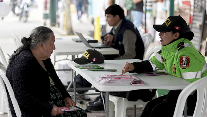 Vecinos participan en campaña gratuita "Justicia en tu barrio".