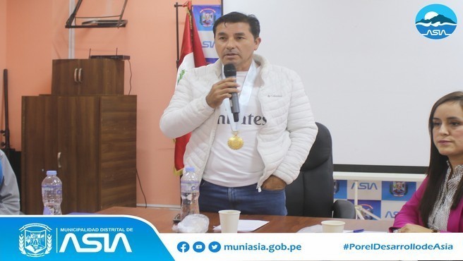La Municipalidad Distrital de Asia realizó la reunión de trabajo de la “Instancia Distrital de Concertación para Prevenir, Sancionar y Erradicar la Violencia Contra las Mujeres y los Integrantes del Grupo Familiar”, en el auditorio del Palacio Municipal.
La reunión estuvo liderada por nuestro alcalde Isaias Alcántara Malasquez, quien estuvo acompañado del Gerente de Desarrollo e Inclusión Social, Roberto Mendoza Reyes y de la representante del Programa AURORA del Ministerio de la Mujer, Sandra Mundaca Fernández. 
Además participaron las principales autoridades y los directores de las diversas instituciones educativas del distrito, quienes se comprometieron a seguir trabajando articuladamente para lograr erradicar la violencia en el distrito de Asia.
#MunicipalidadDistritalDeAsia
#PorelDesarrollodeAsia
#IsaiasAlcantaraAlcaldedeAsia