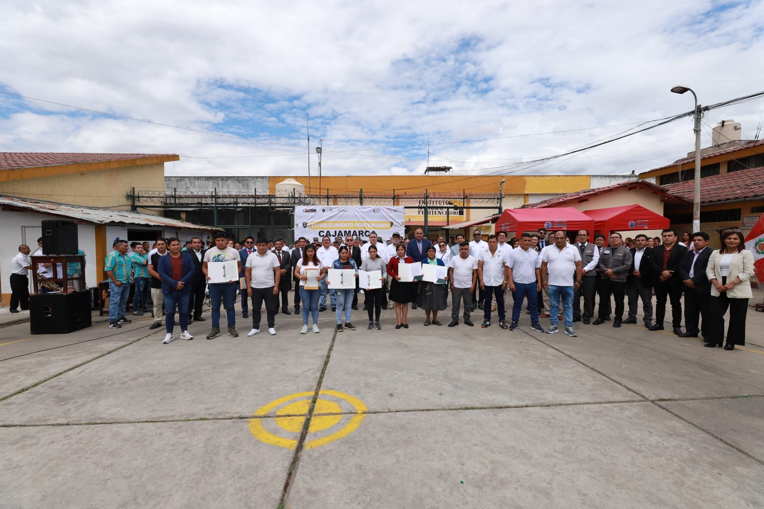 Foto de Internos del penal de Huacariz en Cajamarca muestran sus documentos registrales