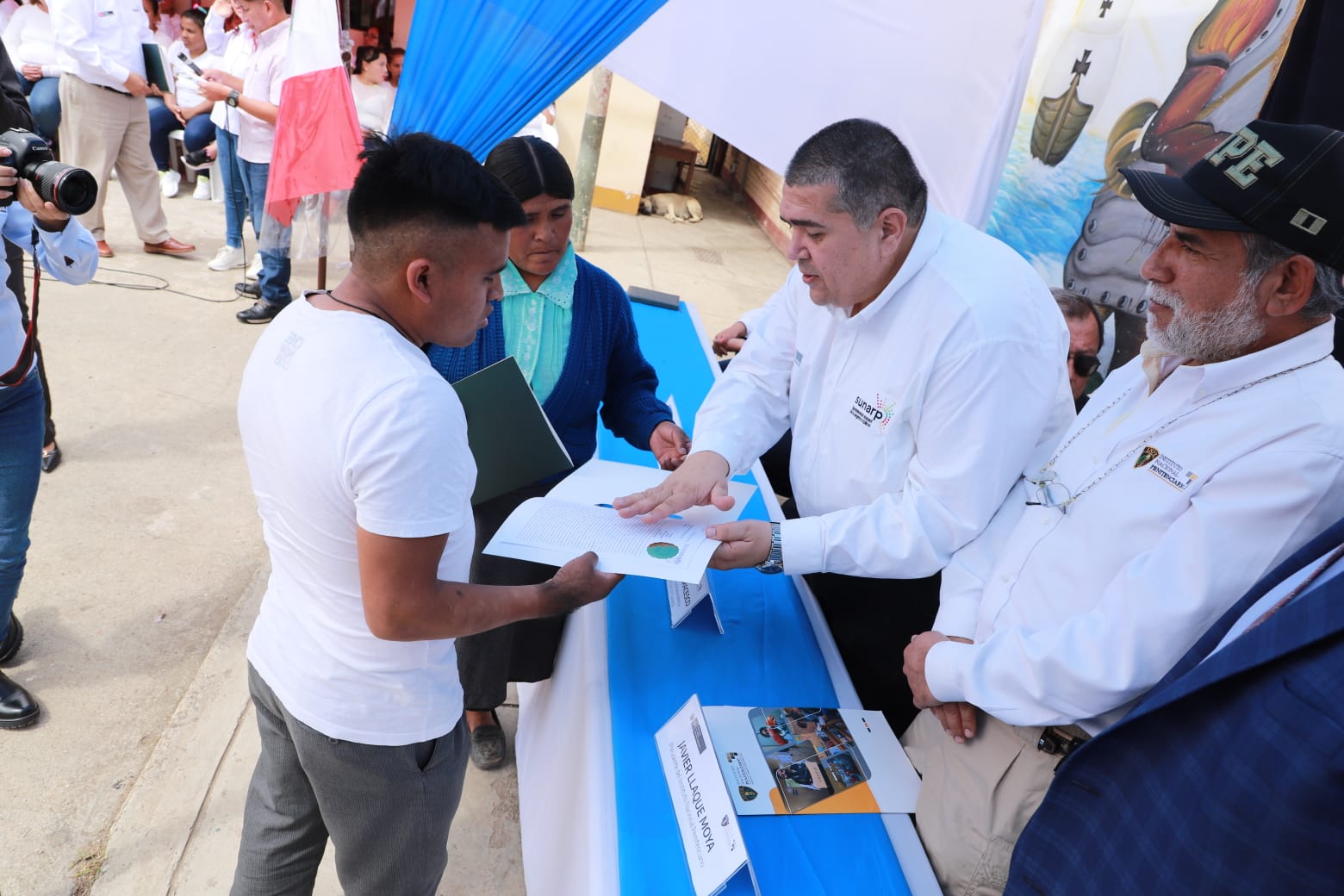 Foto de Superintendente Nacional de los Registros Públicos atiende en el patio a presos del penal de Huacariz en Cajamarca