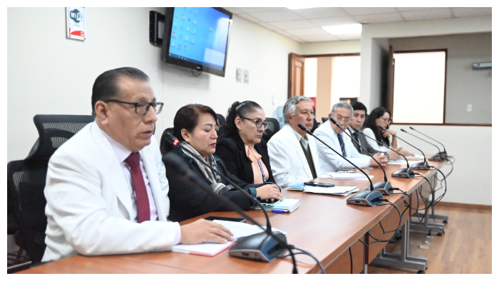 La mesa de trabajo se realizó en la Sala 6  “José Gabriel Túpac Amaru y Micaela Bastidas”, en el edificio Víctor Raúl Haya de la Torre, donde participaron el Viceministro de Prestaciones y Aseguramiento en Salud, Dr. Ciro Mestas Valero; el director general de la Dirección de Operaciones en Salud (DGOS) del Minsa, y otros funcionarios del sector.