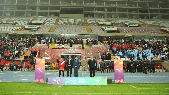 • Alrededor de 40 delegaciones desfilaron en la explanada del Estadio Nacional.