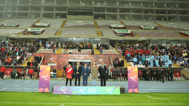 •	Alrededor de 40 delegaciones desfilaron en la explanada del Estadio Nacional.