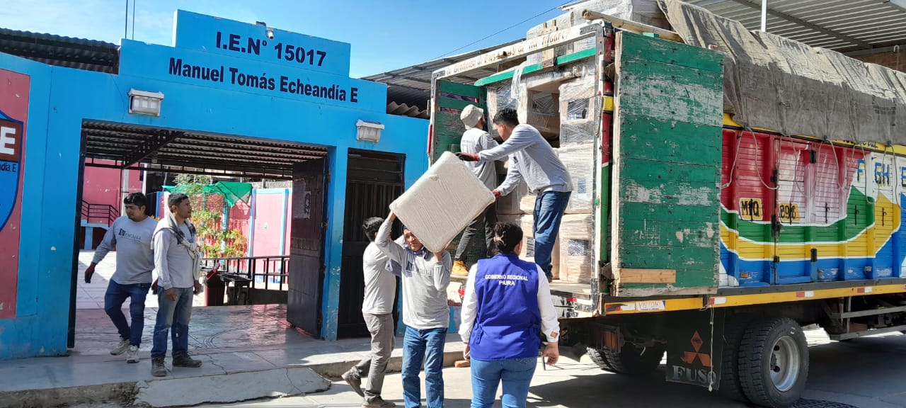 Alumnos del colegio Manuel Tomás Echeandía de Tambogrande reciben mobiliario escolar por parte del GORE
