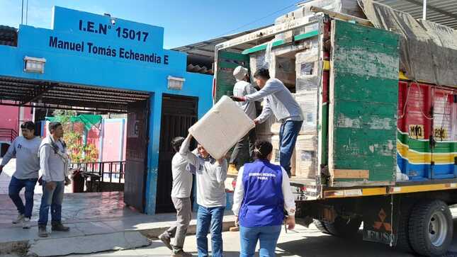 Alumnos del colegio Manuel Tomás Echeandía de Tambogrande reciben mobiliario escolar por parte del GORE