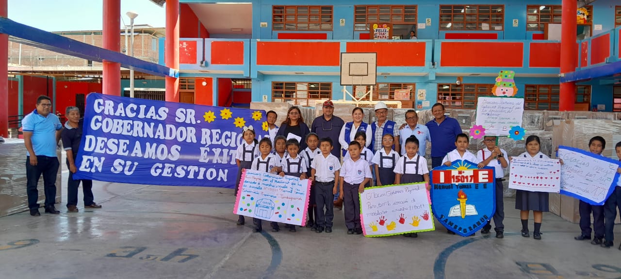 Alumnos del colegio Manuel Tomás Echeandía de Tambogrande reciben mobiliario escolar por parte del GORE