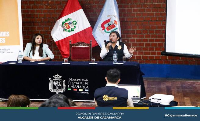 馃搶La Municipalidad Provincial de Cajamarca, a trav茅s de la gerencia de Desarrollo Ambiental, particip贸 activamente en el seminario "Heladas Meteorol贸gicas, Escenarios Hidrol贸gicos y su Impacto en la Zona Sur del Departamento de Cajamarca y en la Zona Andina de La Libertad", organizado por el Servicio Nacional de Meteorolog铆a e Hidrolog铆a del Per煤 (SENAMHI). Este evento, de gran relevancia para las regiones afectadas por las bajas temperaturas, se llev贸 a cabo con el objetivo de preparar y sensibilizar a las autoridades y comunidades ante los impactos clim谩ticos adversos.
馃棧La participaci贸n de la gerencia de Desarrollo Ambiental de la Municipalidad Provincial de Cajamarca en este seminario subraya el compromiso del gobierno local con la gesti贸n ambiental y la protecci贸n de sus ciudadanos. "Nuestra presencia en este tipo de eventos es fundamental para estar informados y preparados ante las contingencias clim谩ticas. Las heladas no solo afectan nuestra agricultura, sino tambi茅n la salud y el bienestar de nuestra poblaci贸n.", se帽al贸 Pedro Injante Silva, gerente de desarrollo ambiental.