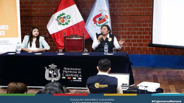 📌La Municipalidad Provincial de Cajamarca, a través de la gerencia de Desarrollo Ambiental, participó activamente en el seminario "Heladas Meteorológicas, Escenarios Hidrológicos y su Impacto en la Zona Sur del Departamento de Cajamarca y en la Zona Andina de La Libertad", organizado por el Servicio Nacional de Meteorología e Hidrología del Perú (SENAMHI). Este evento, de gran relevancia para las regiones afectadas por las bajas temperaturas, se llevó a cabo con el objetivo de preparar y sensibilizar a las autoridades y comunidades ante los impactos climáticos adversos.
🗣La participación de la gerencia de Desarrollo Ambiental de la Municipalidad Provincial de Cajamarca en este seminario subraya el compromiso del gobierno local con la gestión ambiental y la protección de sus ciudadanos. "Nuestra presencia en este tipo de eventos es fundamental para estar informados y preparados ante las contingencias climáticas. Las heladas no solo afectan nuestra agricultura, sino también la salud y el bienestar de nuestra población.", señaló Pedro Injante Silva, gerente de desarrollo ambiental. 