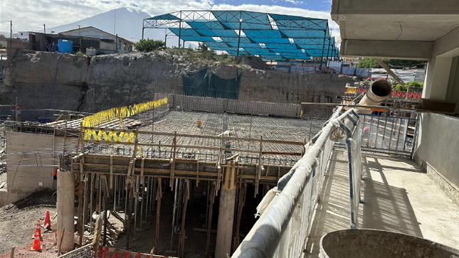 Arequipa. - La Contraloría General alertó la demora en entrega de materiales y servicios, ampliaciones de plazo, falta de especialista y otras deficiencias en la obra de mejoramiento de la institución educativa primaria N° 40001 Luis H. Bouroncle, situaciones que originan el retraso en su culminación y ponen en riesgo la disponibilidad presupuestal. El proyecto está a cargo de la Municipalidad Provincial de Arequipa (MPA).