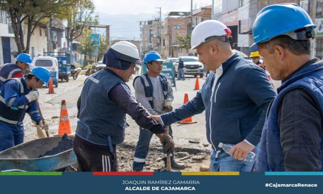 📌El alcalde provincial, Joaquin Ramírez Gamarra, supervisó los trabajos de mantenimiento que se vienen realizando en la Av. Independencia con el programa Rescate de Vías. Estos trabajos se vienen realizando desde la plazuela bolognesi hasta la zona de Cruz Blanca.
✅Durante su recorrido, el alcalde Ramírez Gamarra enfatizó que esta intervención es crucial para asegurar una mejor circulación vehicular y peatonal. Además, resaltó que los trabajos continuarán con el recapeo en el Jr. Sucre, La prol. Tayabamba y la Av. Universitaria (ingreso al local los patos).
🤝El alcalde destacó la importancia de estos trabajos, afirmando que la mejora de nuestras vías de acceso es fundamental para el desarrollo y bienestar de los cajamarquinos. "Con el programa 'Rescate de Vías', buscamos no solo mejorar la infraestructura existente, sino también garantizar la seguridad y comodidad de todos los que transitan por esta zona" finalizó.