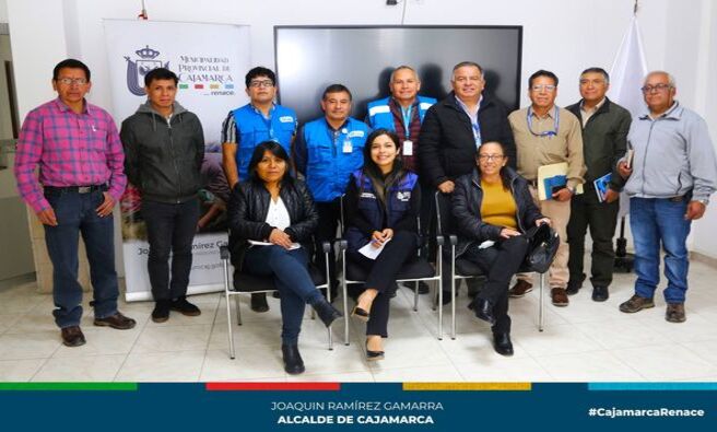 La Municipalidad Provincial de Cajamarca, a través de la subgerencia de Saneamiento Básico y el Área Técnica Municipal y SUNASS, sostuvieron una reunión para mejorar el manejo del agua y saneamiento en nuestra ciudad, discutiendo sobre el estudio crucial del Área de Prestación.
🗣Esta reunión abordó la integración de las Juntas Administradoras de Servicios de Saneamiento (JASS) periurbanas a un prestador más amplio, buscando mejorar la calidad y cobertura del saneamiento en esas áreas. Además, se expuso el estudio del Ministerio de Vivienda denominado "Ciudades Sostenibles para la Ciudad de Cajamarca" que identificó 39 centros poblados periurbanos, subrayando la necesidad de georreferenciar prestadores de servicios para mejorar la infraestructura de saneamiento.