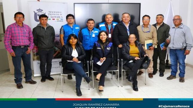 La Municipalidad Provincial de Cajamarca, a través de la subgerencia de Saneamiento Básico y el Área Técnica Municipal y SUNASS, sostuvieron una reunión para mejorar el manejo del agua y saneamiento en nuestra ciudad, discutiendo sobre el estudio crucial del Área de Prestación. 
🗣Esta reunión abordó la integración de las Juntas Administradoras de Servicios de Saneamiento (JASS) periurbanas a un prestador más amplio, buscando mejorar la calidad y cobertura del saneamiento en esas áreas. Además, se expuso el estudio del Ministerio de Vivienda denominado "Ciudades Sostenibles para la Ciudad de Cajamarca" que identificó 39 centros poblados periurbanos, subrayando la necesidad de georreferenciar prestadores de servicios para mejorar la infraestructura de saneamiento.