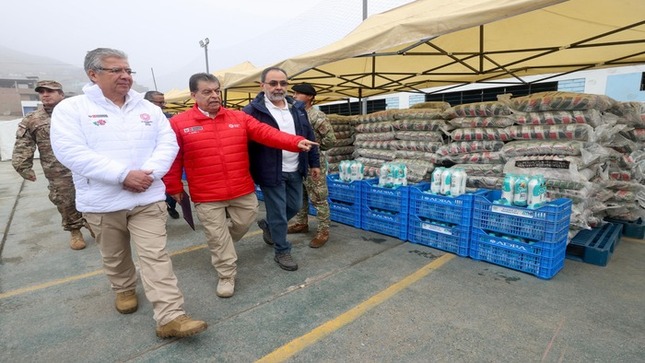 Ministro de Defensa resalta trabajo intersectorial en beneficio de familias y ollas comunes de Villa María del Triunfo