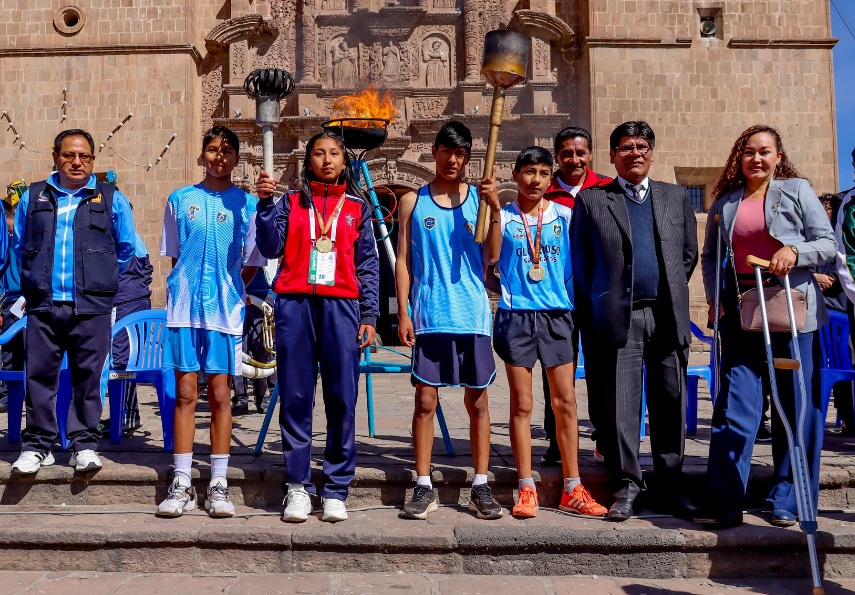 Se realizó la inauguración de los juegos escolares deportivos y paradeportivos 2024 etapa UGEL en la plaza mayor de Puno