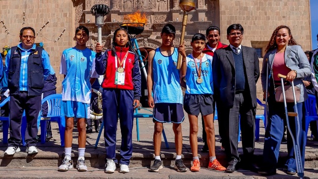 Se realizó la inauguración de los juegos escolares deportivos y paradeportivos 2024 etapa UGEL en la plaza mayor de Puno
