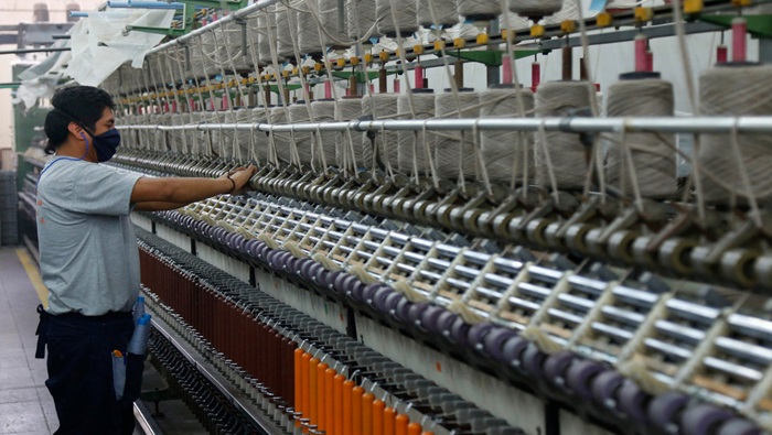 Archivo JPG de un operario en con un sistema automatizado en una empresa textil