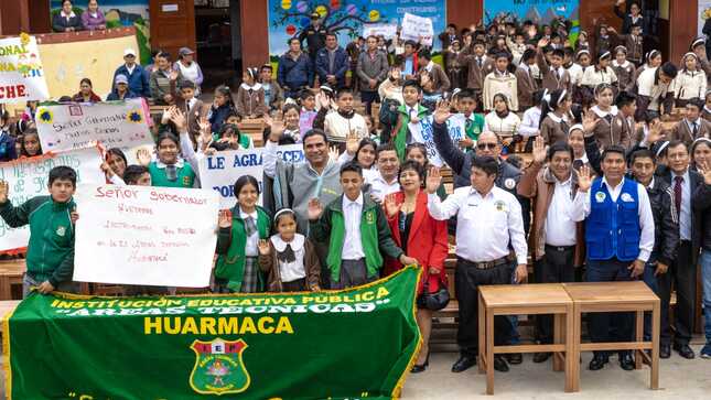 Cuarenta colegios de Huarmaca reciben mobiliario escolar de parte del GORE