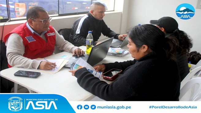 La Municipalidad Distrital de Asia, liderada por nuestro alcalde Isaias Alcántara Malásquez a través de la Sub Gerencia de Programas Sociales, realizaron una gran campaña médica gratuita, dirigida a todos los pobladores de nuestro Distrito de Asia.
Esta campaña de salud se ejecutó con el apoyo de la Red Integrada de Salud Chilca Mala 2023 y el Centro de Salud de Capilla de Asia, quienes ofrecieron los servicios de psicología, medicina general, odontología, nutrición, enfermería, obstetricia, toma de presión y glucosa; además se realizó afiliación y actualización del Sistema de Focalización de Hogares (SISFOH) y afiliación al Sistema Integral de Salud (SIS).
De esta manera, la actual gestión municipal mantiene su compromiso de velar por el bienestar de la salud de nuestros vecinos, brindándoles servicios especializados de manera gratuita.
#MunicipalidadDistritalDeAsia
#PorelDesarrollodeAsia
#IsaiasAlcantaraAlcaldedeAsia