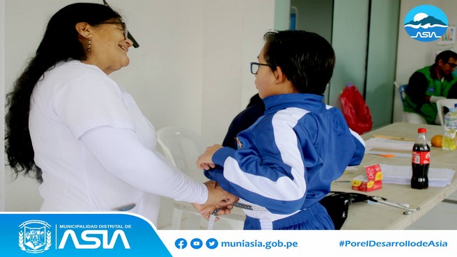La Municipalidad Distrital de Asia, liderada por nuestro alcalde Isaias Alcántara Malásquez a través de la Sub Gerencia de Programas Sociales, realizaron una gran campaña médica gratuita, dirigida a todos los pobladores de nuestro Distrito de Asia.
Esta campaña de salud se ejecutó con el apoyo de la Red Integrada de Salud Chilca Mala 2023 y el Centro de Salud de Capilla de Asia, quienes ofrecieron los servicios de psicología, medicina general, odontología, nutrición, enfermería, obstetricia, toma de presión y glucosa; además se realizó afiliación y actualización del Sistema de Focalización de Hogares (SISFOH) y afiliación al Sistema Integral de Salud (SIS).
De esta manera, la actual gestión municipal mantiene su compromiso de velar por el bienestar de la salud de nuestros vecinos, brindándoles servicios especializados de manera gratuita.
#MunicipalidadDistritalDeAsia
#PorelDesarrollodeAsia
#IsaiasAlcantaraAlcaldedeAsia