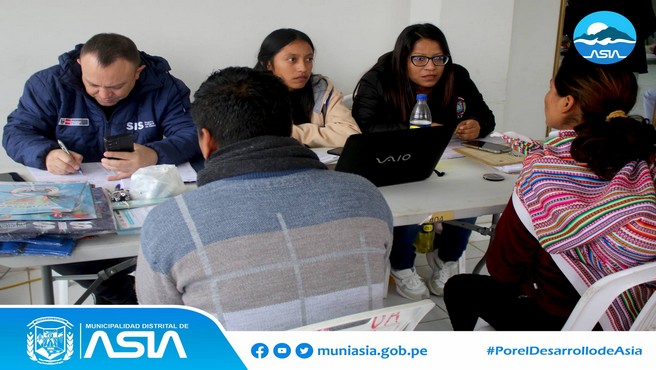 La Municipalidad Distrital de Asia, liderada por nuestro alcalde Isaias Alcántara Malásquez a través de la Sub Gerencia de Programas Sociales, realizaron una gran campaña médica gratuita, dirigida a todos los pobladores de nuestro Distrito de Asia.
Esta campaña de salud se ejecutó con el apoyo de la Red Integrada de Salud Chilca Mala 2023 y el Centro de Salud de Capilla de Asia, quienes ofrecieron los servicios de psicología, medicina general, odontología, nutrición, enfermería, obstetricia, toma de presión y glucosa; además se realizó afiliación y actualización del Sistema de Focalización de Hogares (SISFOH) y afiliación al Sistema Integral de Salud (SIS).
De esta manera, la actual gestión municipal mantiene su compromiso de velar por el bienestar de la salud de nuestros vecinos, brindándoles servicios especializados de manera gratuita.
#MunicipalidadDistritalDeAsia
#PorelDesarrollodeAsia
#IsaiasAlcantaraAlcaldedeAsia
