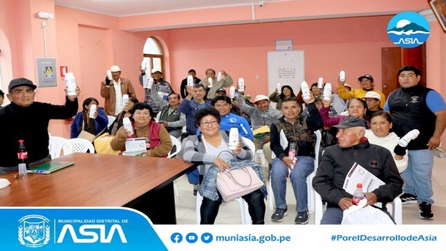 Con gran éxito se realizó el ❞𝑻𝑨𝑳𝑳𝑬𝑹 𝑫𝑬 𝑪𝑨𝑷𝑨𝑪𝑰𝑻𝑨𝑪𝑰𝑶́𝑵 𝑻𝑬́𝑪𝑵𝑰𝑪𝑨 𝑷𝑨𝑹𝑨 𝑳𝑶𝑺 𝑨𝑮𝑹𝑰𝑪𝑼𝑳𝑻𝑶𝑹𝑬𝑺 𝑫𝑬𝑳 𝑫𝑰𝑺𝑻𝑹𝑰𝑻𝑶 𝑫𝑬 𝑨𝑺𝑰𝑨❞ en el Auditorio del Palacio Municipal, en donde participaron productores agrícolas de los diferentes anexos de nuestro distrito.
Este taller tuvo como objetivo que nuestros productores agrarios obtengan mayor información sobre el manejo agronómico en cultivo palto y el manejo integrado de plagas, enfermedades y nutrición en cultivo de durazno y manzana.  
Nuestro alcalde Isaías Alcántara, sigue incentivando el sector agrícola en nuestro Distrito y reafirma su compromiso de apoyo hacia nuestros agricultores.
